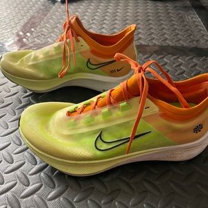 Nike zoom fly 3 running shoes
